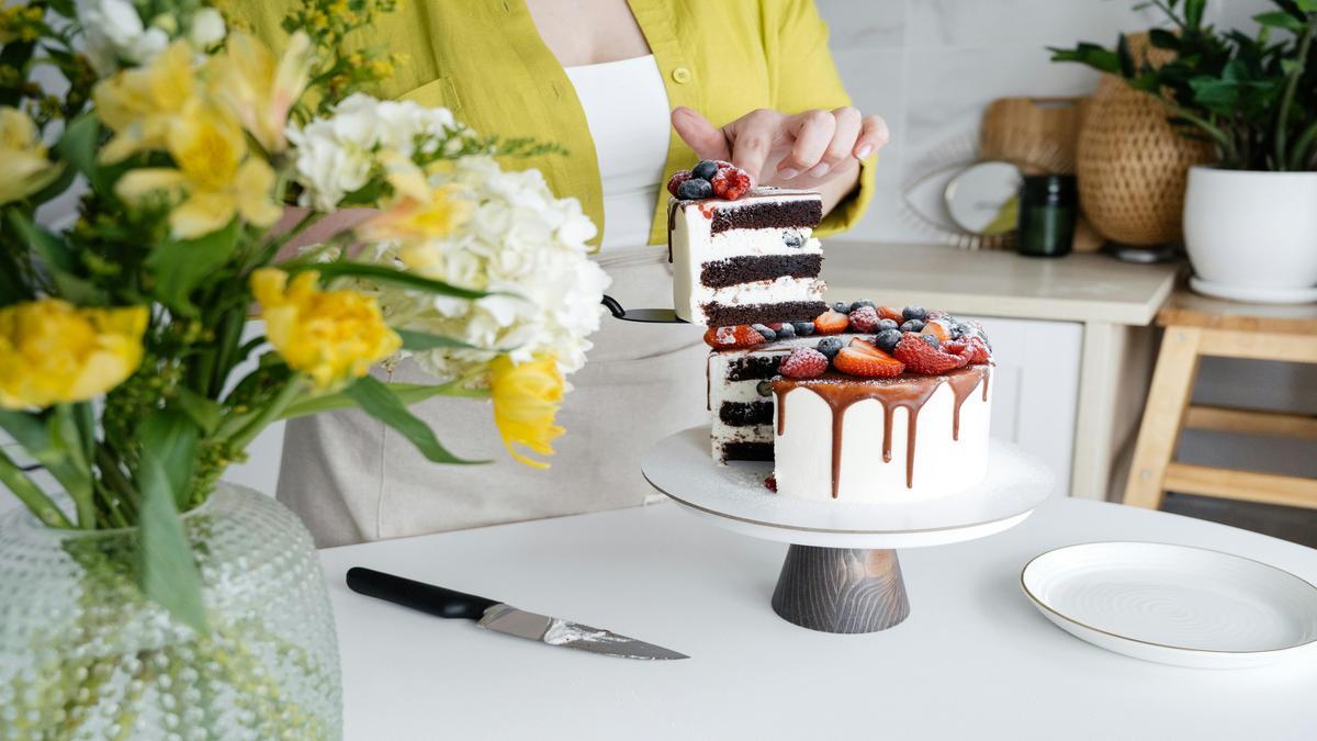 receitas-de-bolo-de-morango-passo-a-passo-com-fotos